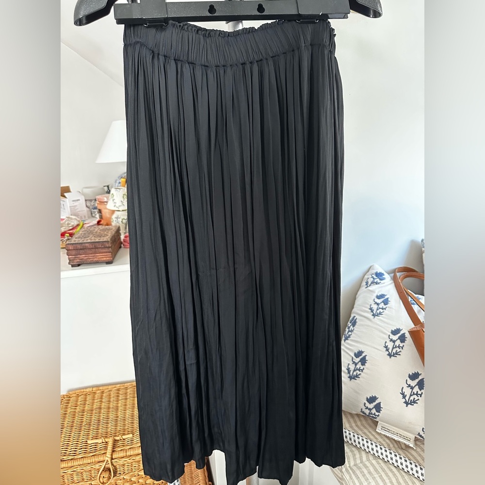 Elegant Gap Black Midi Skirt